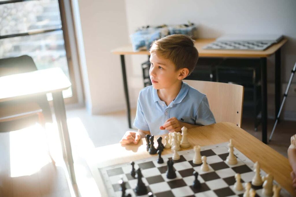 niño jugando ajedrez