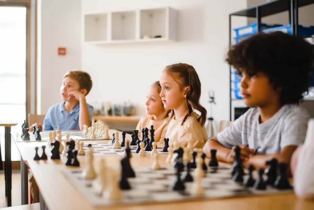 niños aprendiendo a jugar ajedrez