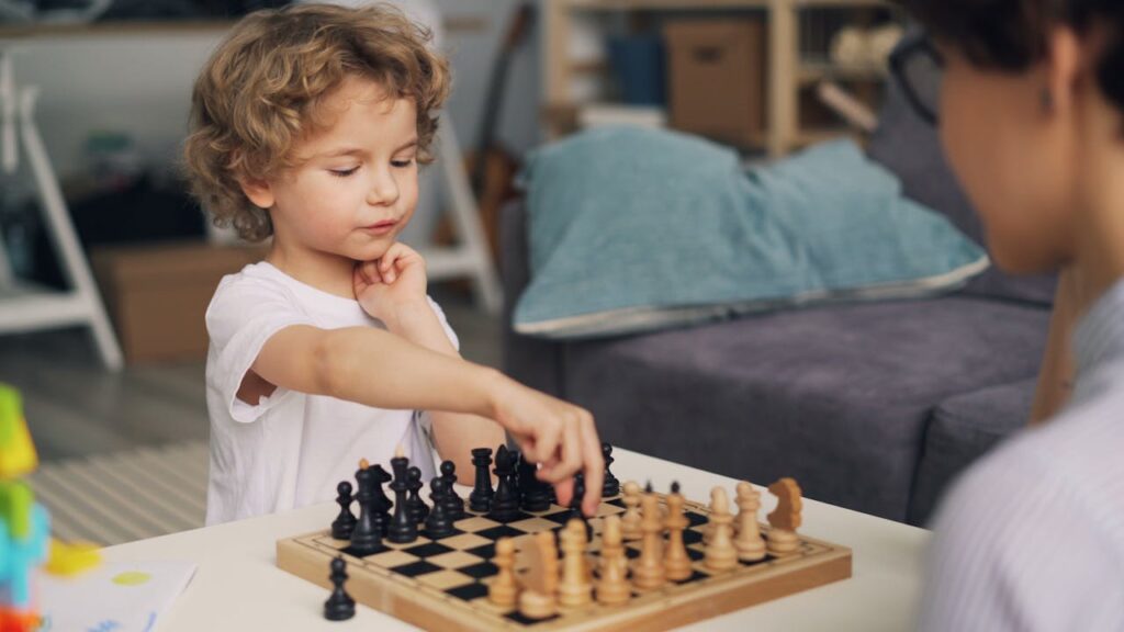 Niño jugando ajedrez